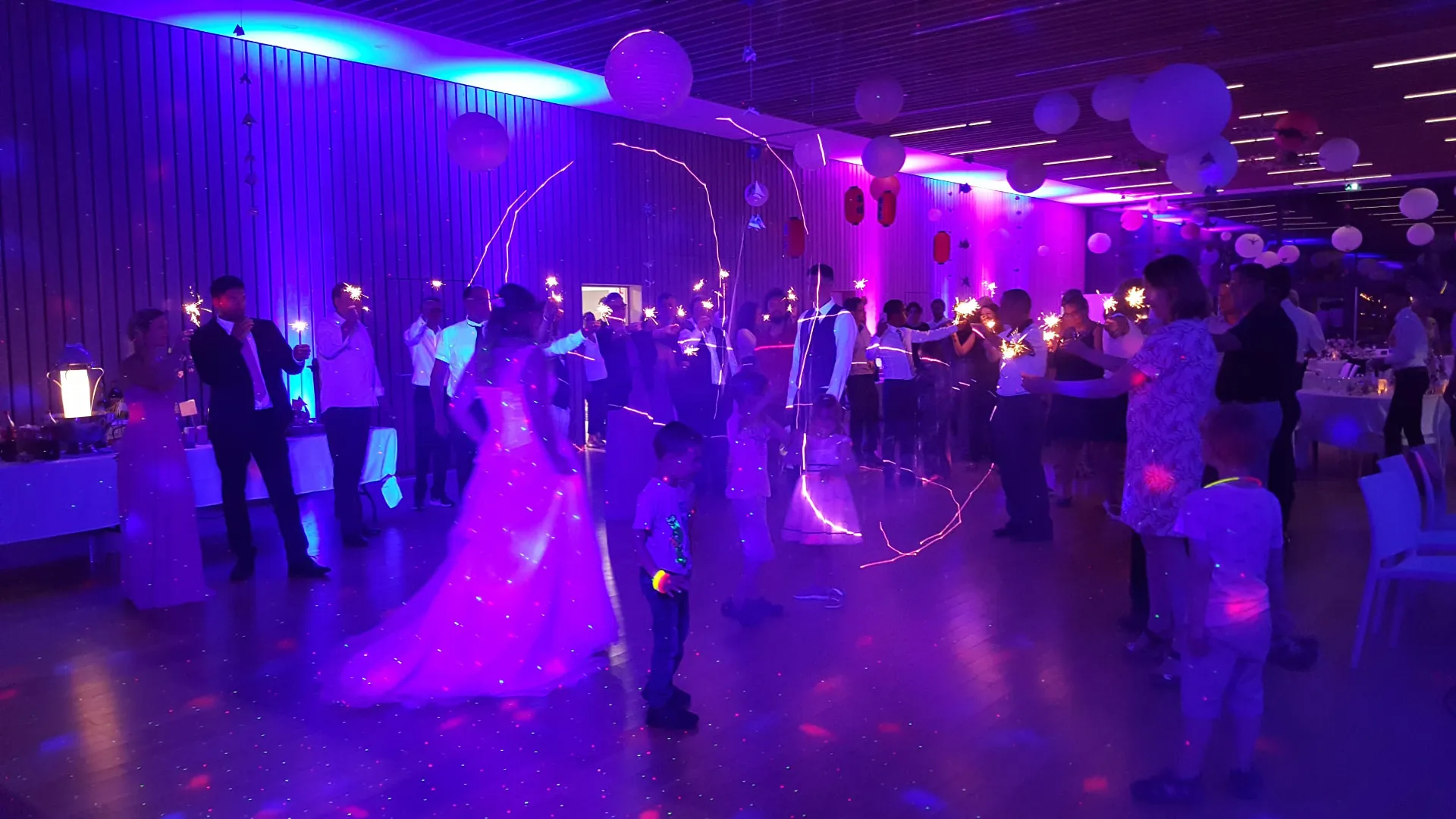 Entrée de la mariée entourée de cierges magiques