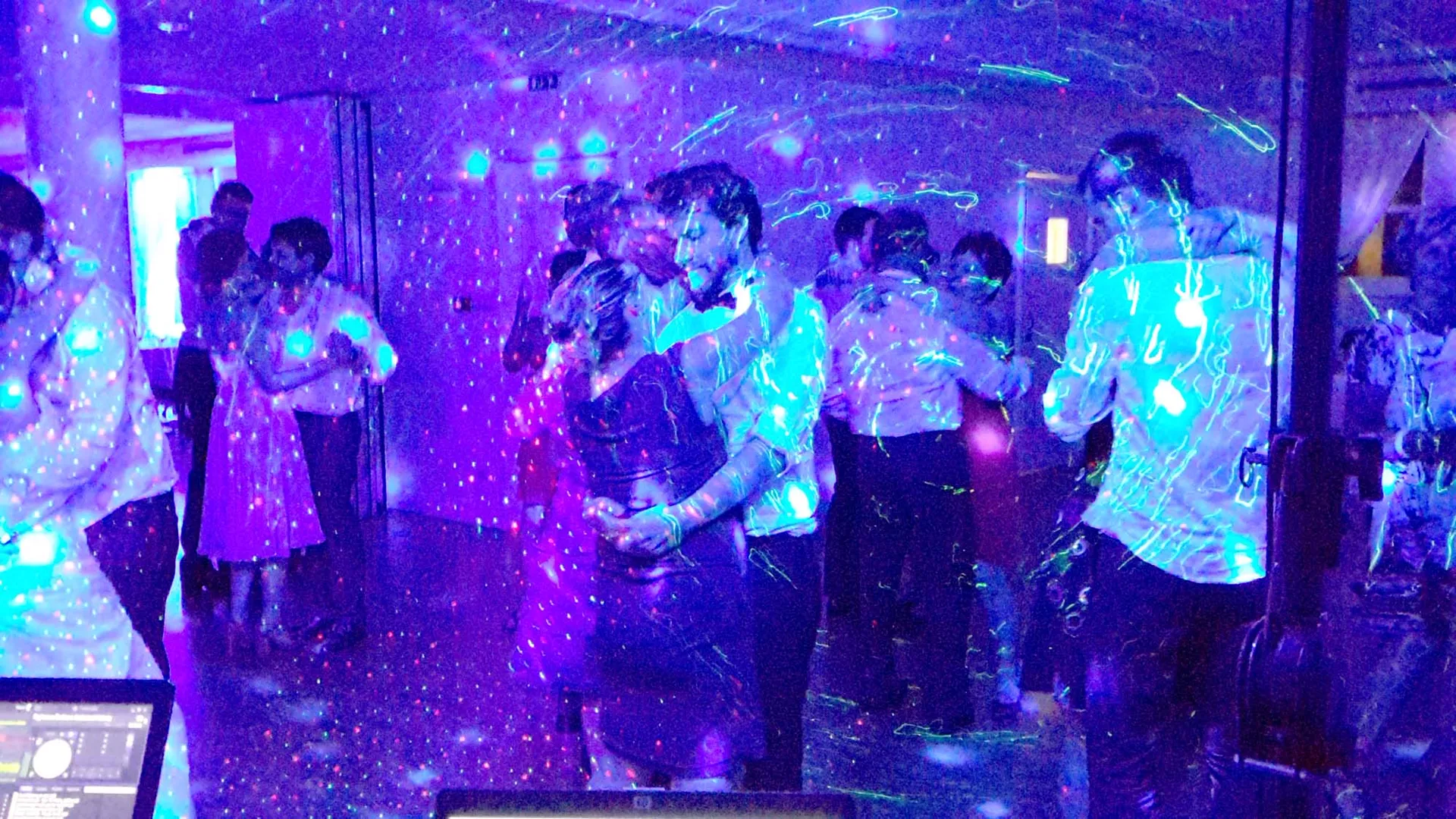 Invités dansant sous les jeux de lumière