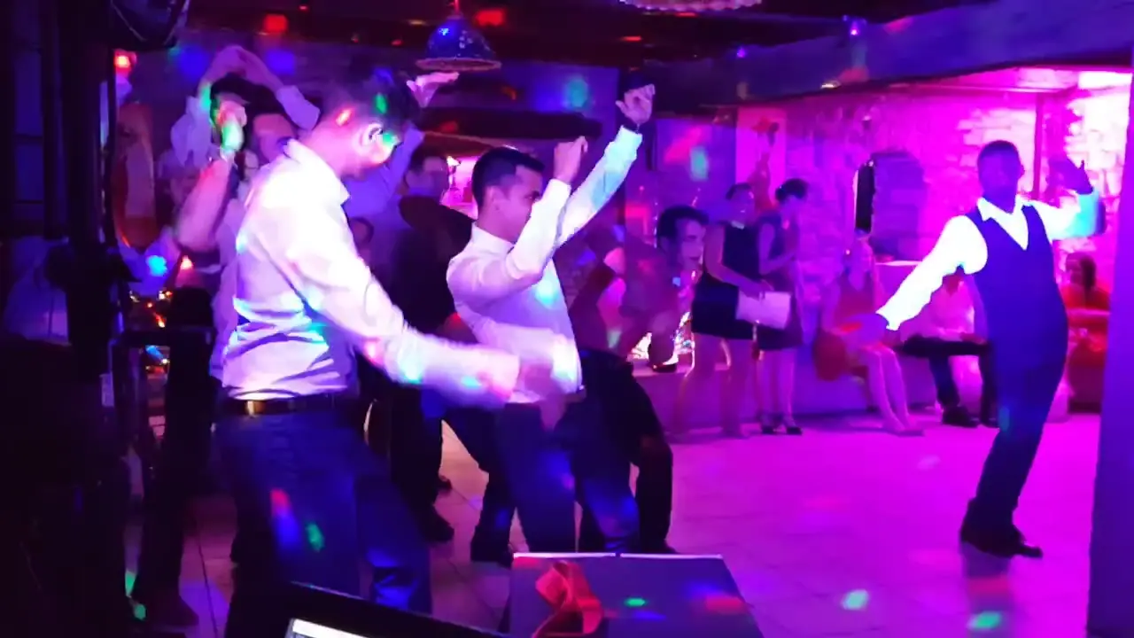 Piste de danse pendant une soirée de mariage